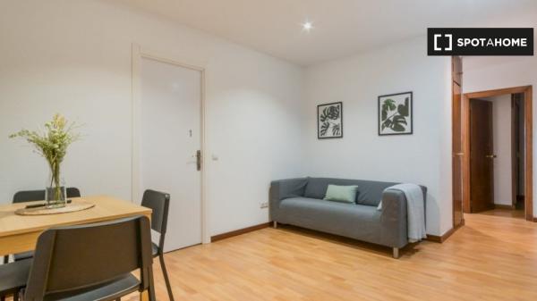 ¡Habitaciones en alquiler en piso de 4 dormitorios en Madrid!