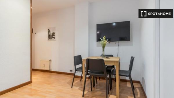 ¡Habitaciones en alquiler en piso de 4 dormitorios en Madrid!