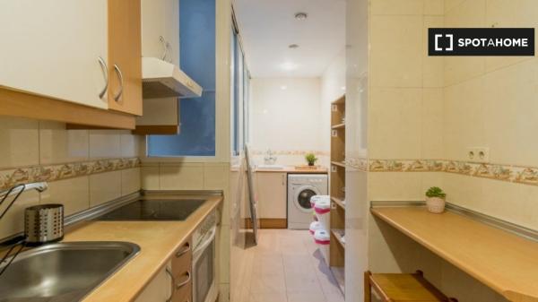 ¡Habitaciones en alquiler en piso de 4 dormitorios en Madrid!