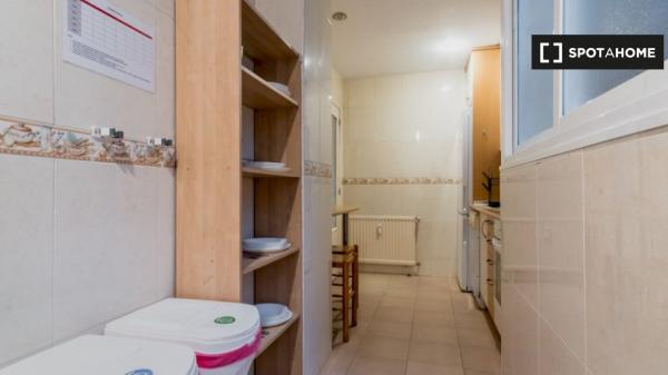 ¡Habitaciones en alquiler en piso de 4 dormitorios en Madrid!