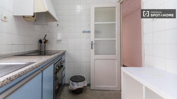 Se alquila habitación en piso de 5 dormitorios en Valencia