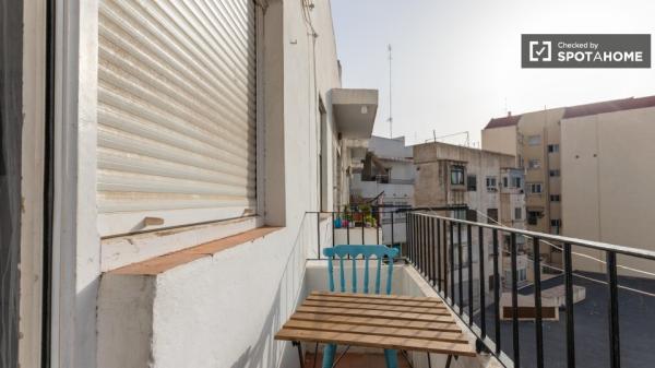 Se alquila habitación en piso de 5 dormitorios en Valencia