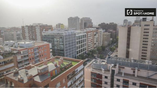 Se alquila habitación en piso de 7 habitaciones en Chamartín, Madrid