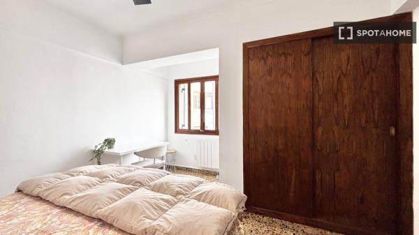 Chambre dans un appartement partagé à Palma