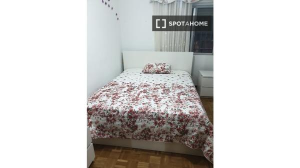 Se alquila habitación en apartamento de 3 dormitorios en Villa de Vallecas.